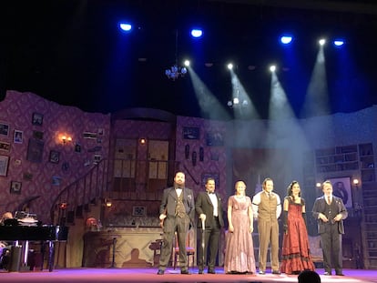 El elenco de '¿Quién mató a Sherlock Holmes?' en la presentación de la reapertura del Teatre Apolo de Barcelona.