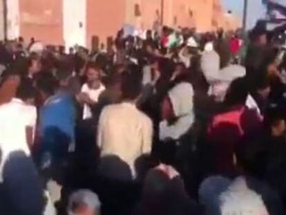 Cientos de saharauis se dan cita junto a la avenida Smara, en un fotograma de un v&iacute;deo grabado por uno de los asistentes.