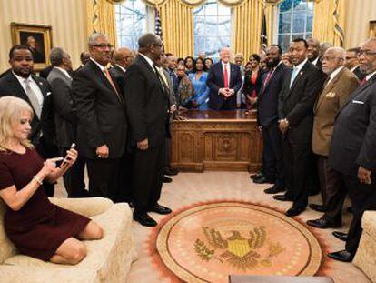 Kellyanne Conway miraba el teléfono con los pies sobre el sillón y en presencia de más de 30 decanos de universidades afroamericanas