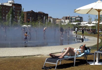 Una mujer tomaba el sol en julio de 2019 en el parque Madrid Río, en la capital.