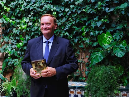 El escritor Gonzalo Giner con el Premio Fernando Lara este miércoles en Sevilla