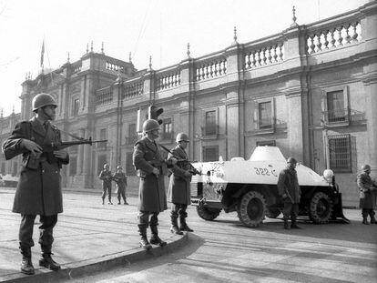 Carabineros custodian el Palacio de La Moneda en Chile en 1973.