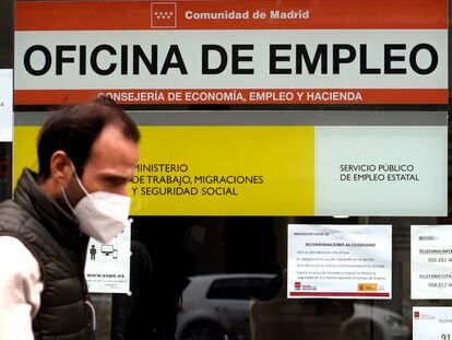 Un hombre pasa por delante de una oficina de empleo en Madrid.