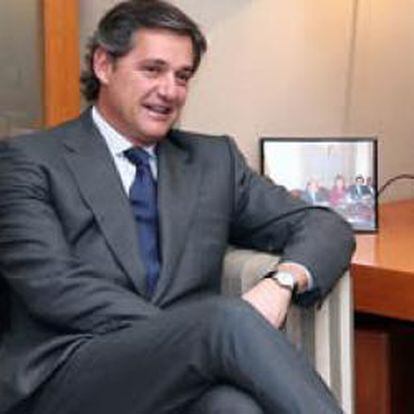 El presidente de Acciona, José Manuel Entrecanales y el de Enel, Fulvio Conti.