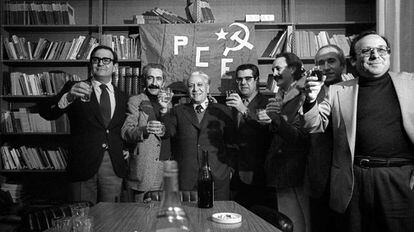 De izquierda a derecha, Ramón Tamames, José Sandoval, Ignacio Gallego, Víctor Díaz Cardiel y Eugenio Triana celebran la legalización del Partido Comunista en 1977 junto a otros militantes.