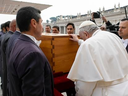 El papa Francisco da la última bendición al féretro de Benedicto XVI, en la plaza de San Pedro del Vaticano, este jueves 5 de enero.