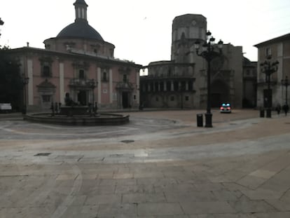 Aspecto de la plaza de la virgen cubierta de polvo rojo, con el rastro del paso de un vehículo de la limpieza.