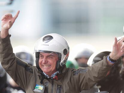 El presidente de Brasil, Jair Bolsonaro, durante un evento con sus seguidores, este domingo en Brasilia.