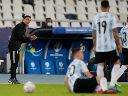 Lionel Scaloni da instrucciones durante el partido entre Argentina y Chile.