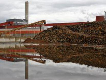 Exterior de la fábrica que la papelera finlandesa UPM tiene en Kajaani.