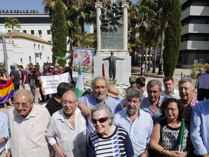 Personalidades en el 80º aniversario de la muerte de Blas Infante, en Sevilla.