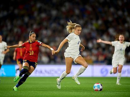 Athenea Del Castillo y Leah Williamson durante el partido entre España e Inglaterra en la Eurocopa Femenina de 2022.