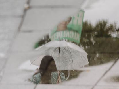 Reflejo de un cartel electoral en un charco de Madrid, el pasado 23 de mayo de 2023.