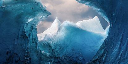El fotógrafo chino Weihao Pan se topó con estos picos helados en una cueva al sureste de Alaska, el gigantesco Estado estadounidense, lejano, rural y aislado. Una tierra que invita a la aventura.