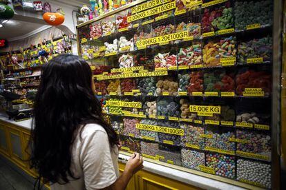 Una joven en una tienda de caramelos de Madrid, en una imagen de archivo.