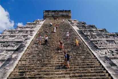 Turistas en la pirámide de Kukulcan, en las ruinas maya de Chichen Itzá.