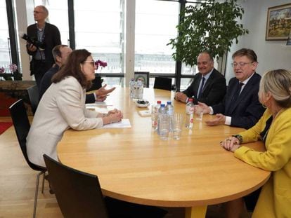 La comisario Cecilia Malsmtröm (izquierda), frente a Ximo Puig, en la Comisión Europea. 