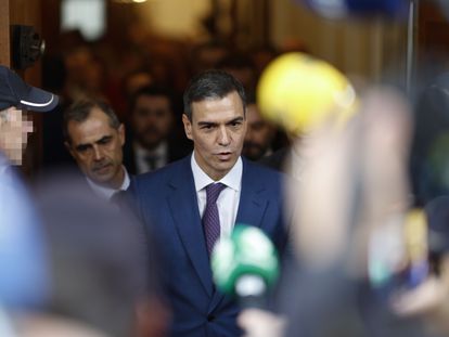 Pedro Sánchez abandona el Congreso de los Diputados tras haber prosperado su investidura, este jueves en Madrid.
