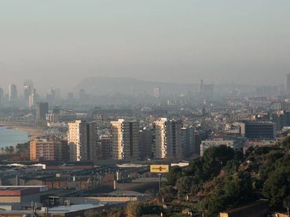 Barcelona cubierta por una densa capa de contaminaci&oacute;n atmosf&eacute;rica