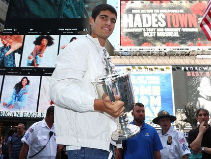 Carlos Alcaraz posa en Times Square con el trofeo de campeón, este lunes en Nueva York.