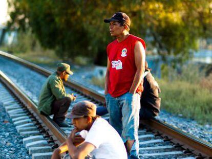 Inmigrantes fuera de un albergue en el Estado de México.