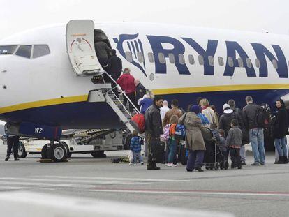 Pasajeros suben a un avi&oacute;n de Ryanair en el aeropuerto de Eindhoven (Holanda)