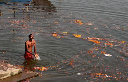 Varanasi descansa a orillas del Ganges, donde hombres y mujeres bañan sus cuerpos para liberarlos de pecado. Es un lugar auspicioso para morir y cuenta con dos crematorios para incinerar a los muertos.