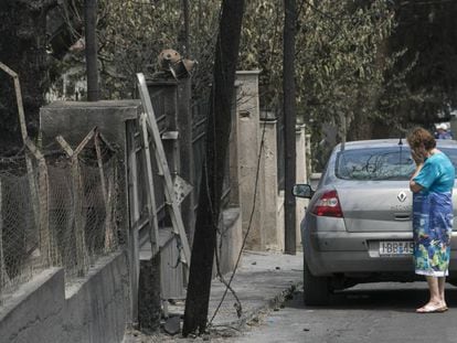 Los vecinos de Mati, una aldea perteneciente al municipio de Rafina en Grecia, lloran sus pérdidas.