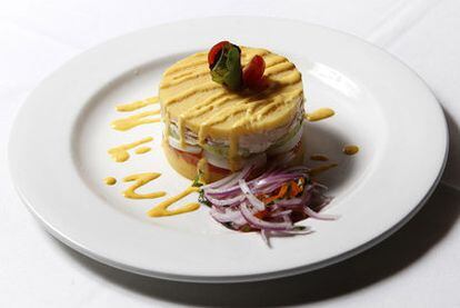 Causa limeña (papa, atún, huevo, aguacate y ají)