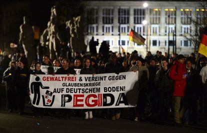 Unos manifestantes sujetan una pancarta de Pegida, el pasado lunes.