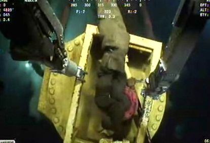 Imágenes tomadas de la cámara que BP ha instalado en los robots que están trabajando sobre la tubería en el fondo del mar