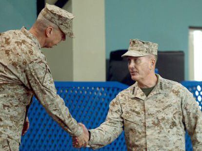 El general John Allen saluda a su sucesor al frente de las tropas de EE UU y de la OTAN en Afganist&aacute;n, Joseph Dunford. 