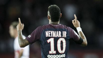 El jugador del PSG Neymar Jr. celebra un gol.