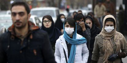 Mujeres iraníes llevan máscaras protectoras el pasado domingo en Teherán.