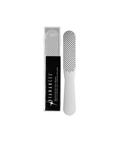 Una herramienta perfecta para acabar con las incómodas durezas y callos antes de ponerse de lleno con la pedicura. Está a la venta en Sephora y cuesta 33 euros aprox.