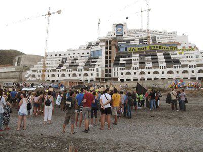 Concentración ecologista, convocada por Greenpeace y otras organizaciones, de ayer por la tarde, en la que unas 200 personas reivindicaron la demolición del complejo hotelero construído en la playa de El Algarrobico, en el Parque Natural del Cabo de Gata.