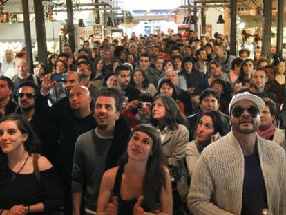 El p&uacute;blico reunido en el mercado de San Miguel escucha a Raimundo Amador.