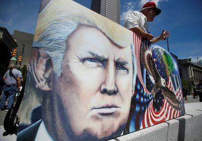 Un partidario de Trump, este domingo en Cleveland (Ohio).