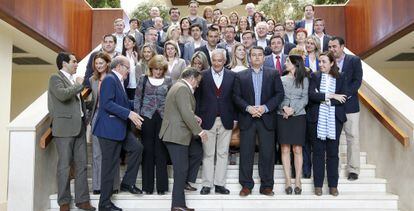Javier Arenas con su futuro grupo parlamentario en Lepe.