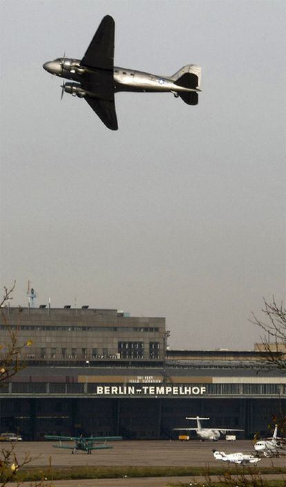 Uno de los llamados 'candybombers' , un Douglas DC-3 estadounidense, despega del aeropuerto berlinés de Templehof