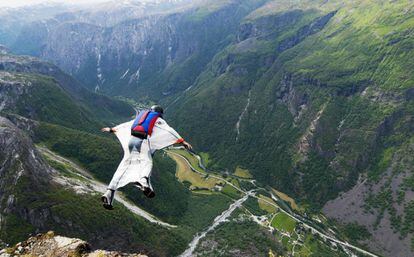 Salto BASE con traje 'wingsuit' desde un acantilado de Gudvangen, cerca de Voss (Noruega).