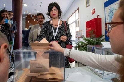 La líder de Unidas Podemos en Andalucía, Teresa Rodríguez, junto a su pareja, el alcalde de Cádiz, José María González (detrás), ejerce su derecho al voto en el colegio electoral La Salle Viña (Cádiz).
