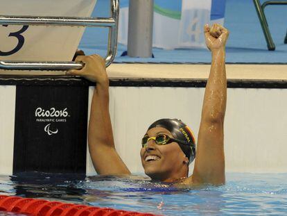 Teresa Perales celebra la medalla de plata.