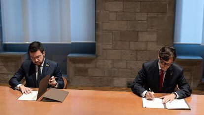 El president Pere Aragonès y Salvador Illa, líder del PSC, durante la firma del acuerdo presupuestario.