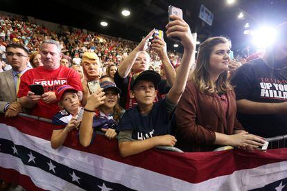 Seguidores del candidato republicano Donald Trump hacen fotografías con sus móviles durante un acto de campaña en Sarasota, Florida, en 2019.
