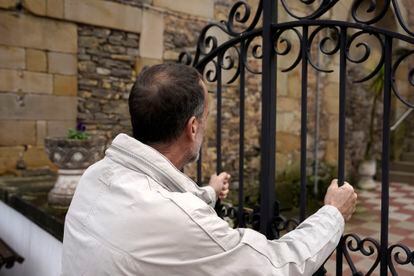 Suso Valeiras, que denuncia abusos sexuales de un fraile en Ourense en 1970, cuando era niño, frente a la puerta de una iglesia en Asturias. 