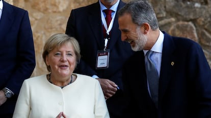 La canciller de Alemania, Angela Merkel, y el rey Felipe VI, antes de la entrega del premio Carlos V.