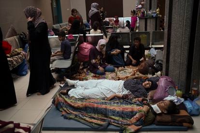 Mujeres y niños palestinos se refugian en un hospital de los bombardeos israelíes en Jan Yunis, este viernes. 