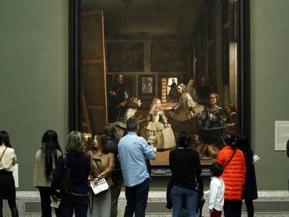 Visitantes observando 'Las Meninas' de Velázquez en el Prado.
