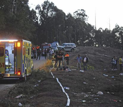 Los servicios sanitarios atienden a los heridos.